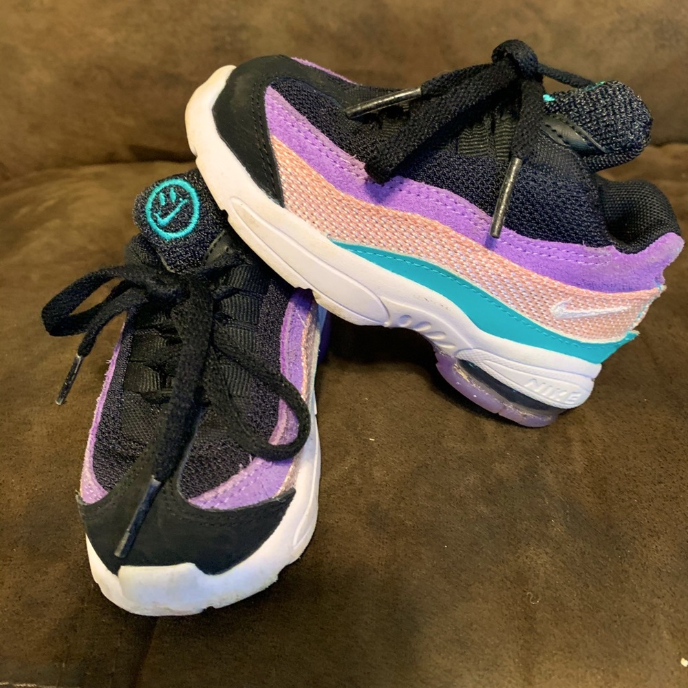 EUC!! Toddler Nike tennis shoes size 6C.